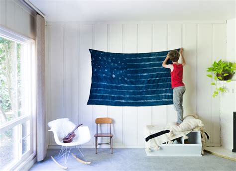 Decorating your dining table is a big part of not only special occasions but also daily life. DIY Indigo Mudcloth American Flag - Say Yes