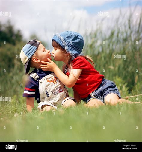 Erster Kuss Junge Und Mädchen Fotos Und Bildmaterial In Hoher