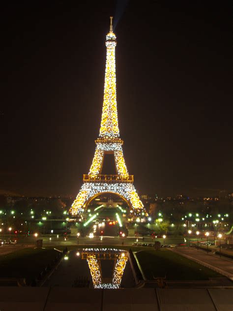 La Torre Eiffel Ahorra Energía Reduciendo Su Iluminación Desenchufados