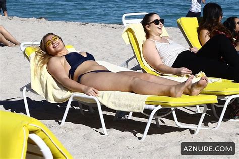 Iskra Lawrence Sexy With Friends Enjoying A Day On The Beach In Miami