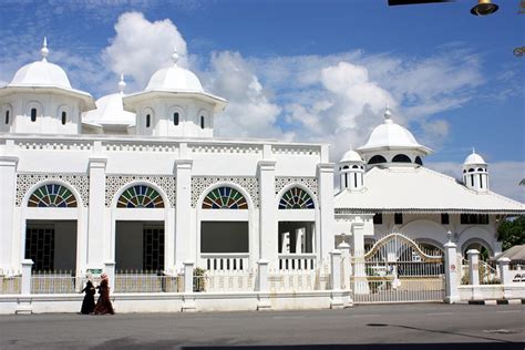 Berbeza dengan masjid kristal yang lebih berkonsep moden dan unik. Masjid Putih 8 | Flickr - Photo Sharing!