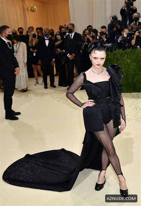 Maisie Williams Sexy Poses On The Red Carpet At 2021 Met Gala In New