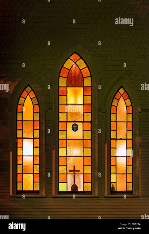 Kirchenfenster Beleuchtet Nachts Stockfotografie Alamy