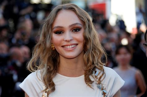 Lily Rose Depp Pose Topless Et Rend Hommage à Sa Mère Photo