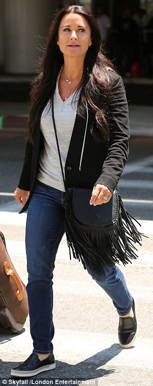 Kyle Richards Flies Back Into La Amid Rumours Shes Supportiing Kim