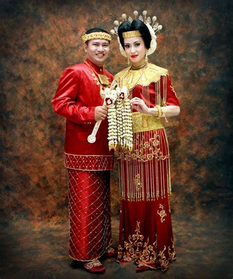 Ibu sedang mencuci baju diluar. 1000+ images about batik & baju tradisional on Pinterest | Traditional, Kebaya wedding and Kebaya