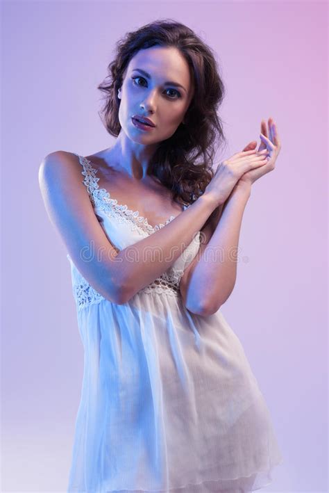 Mooie Vrouw In Witte Kleding En Blauw Licht Op Blauwe Achtergrond Stock Foto Afbeelding