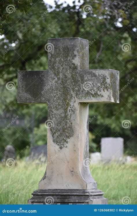 Stone Cross Found In Oakwood Cemetery In Fort Worth Texas Stock Photo