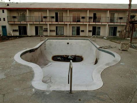 Abandoned Motel Baker Ca Abandoned Hotels Abandoned Buildings Empty Pool Jamaica Inn Blue