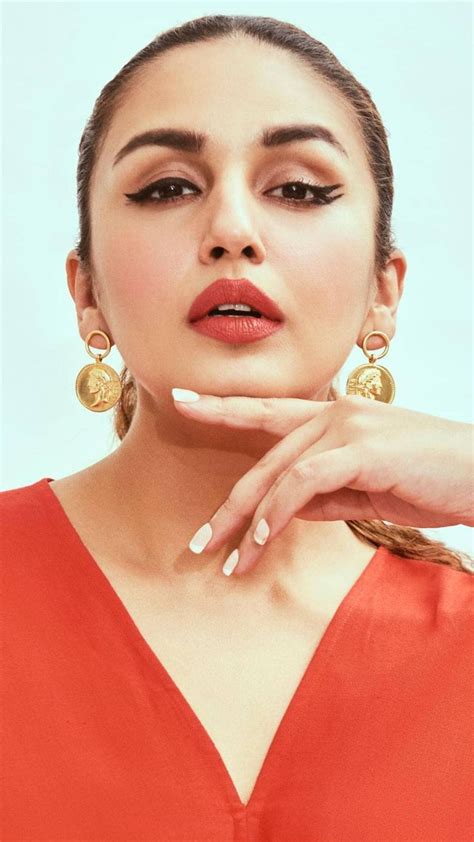 huma qureshi looks amazing in short red dress arcহ্রস্ব লাল পোশাকে উদ্ভাসিত রূপযৌবন খোলামেলা