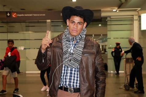 El campeón mundial más activo del boxeo, emanuel vaquero navarrete, noqueó a uriel lópez en el sexto episodio de una pelea no titular de peso pluma, el sábado por la noche en los estudios de tv. Regresa como héroe el "Vaquero" Navarrete en México