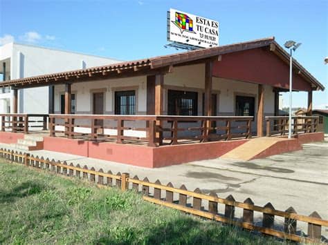 A diferencia de las construcciones de obra tradicional, que tardan unos 15 meses de media a tener construida tu vivienda, en hormipresa somos capaces de construir tu casa prefabricada de hormigón en 7 meses, ofreciendo un presupuesto y. Casa De Hormigón Acero Y Piedra Modelo Andalucía - Revealized