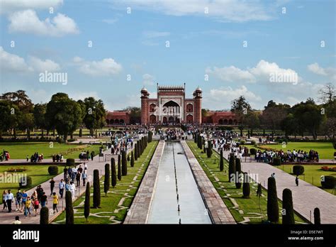 Agra India Taj Mahal Walkway Hi Res Stock Photography And Images Alamy