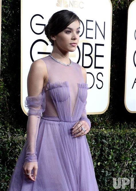 Photo Hailee Steinfeld Attends The 74th Annual Golden Globe Awards In