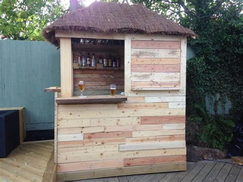 Diy Outdoor Pallet Bar With Pyramid Style Roof Easy