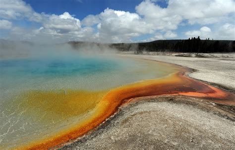 Yellowstone Supervolcano Earthquake Swarm Reaches 878 Events In Just