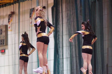 College Cheerleaders Noir Et Or Coll Ge De Valleyfield C Flickr
