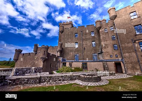 Dunvegan Castle Sc18 Stock Photo Alamy
