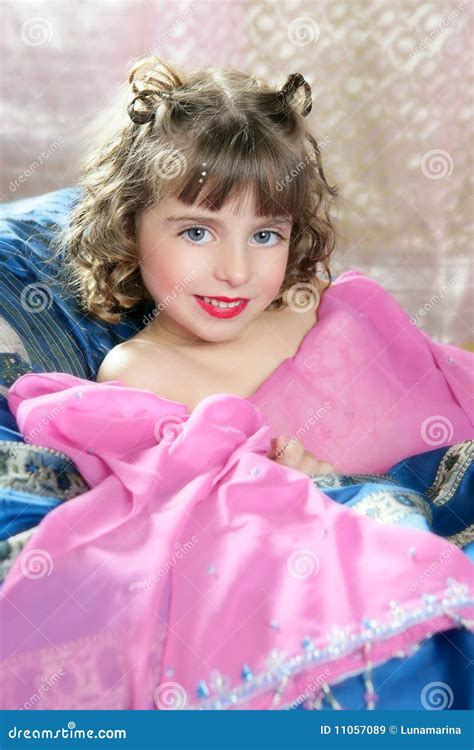 Fille Rose Magique De Belle Petite Princesse Image Stock Image Du