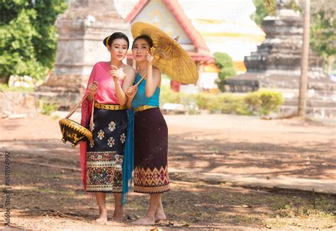 Fotka „beautiful Laos Girls In Traditional Lao Traditional Dress Are Standing At Temple Luang