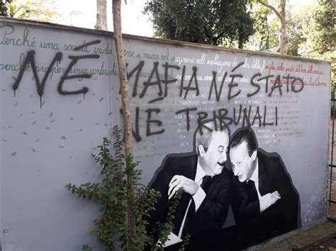 Nel giorno in cui si ricorda la strage di via d'amelio e la morte di paolo borsellino il secondo municipio di roma inaugura un murales nel cuore del quartiere nomentano con l'immagine più nota del magistrato ucciso dalla mafia insieme a giovanni falcone. Dopo tre mesi e mezzo vandalizzato il murales di Falcone e ...