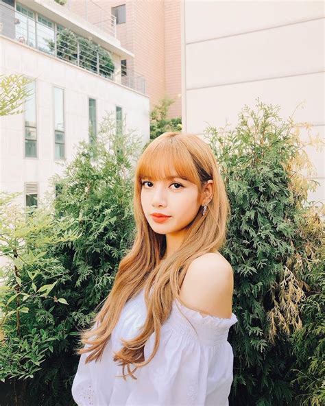 30 Times Blackpinks Lisa Took Our Breaths Away With Her Effortless