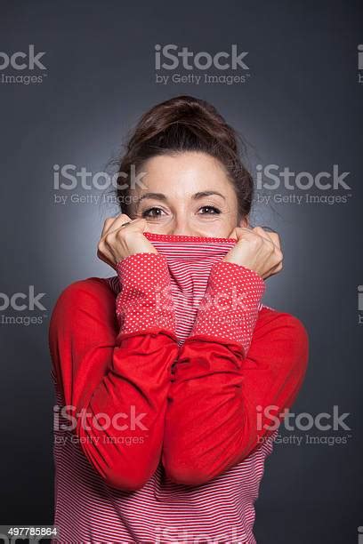 여자대표 숨음 얼굴에 가리기에 대한 스톡 사진 및 기타 이미지 가리기 눈 신체 부분 여자 Istock