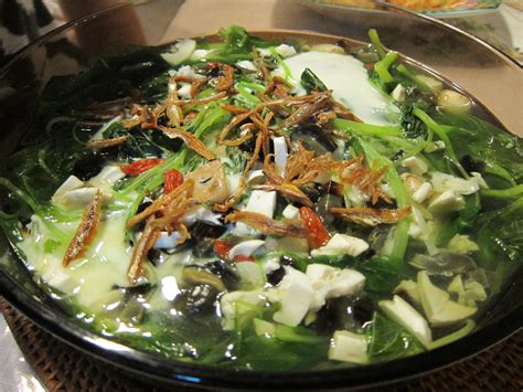 This is actually an adaptation of the chinese spinach and tofu soup as bob could not 'stomach' just the tofu and spinach; Aaron Can Cook: Chinese Spinach in Superior Stock (上汤苋菜)