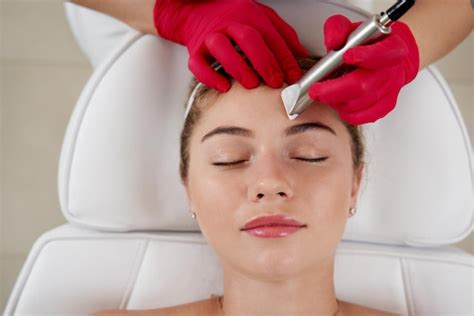 Premium Photo Cosmetologist Making Hardware Cleaning Of The Face Of