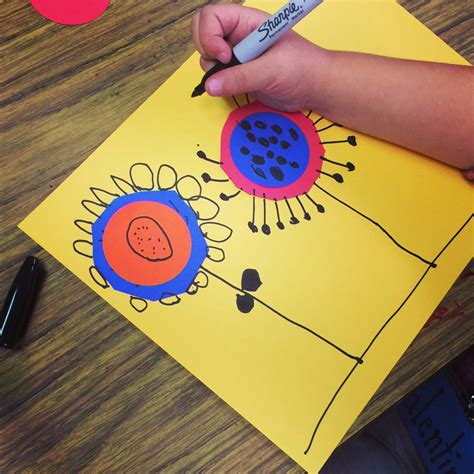 Circle Flowers And Markers · Art Projects For Kids
