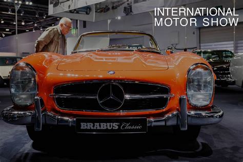 Besucher Schauen Sich Den Originalen Mercedes Sl Von Brabus Classic