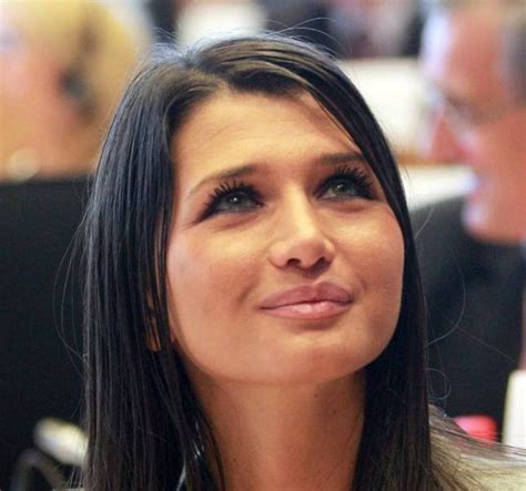 Potrivit declarației de avere, depusă în calitate de candidat pmp la parlament, în constanța, elena băsescu nu are nici o locuință sau vreun teren. Elena Băsescu e topită după fiul ei. Cea mai emoționantă ...