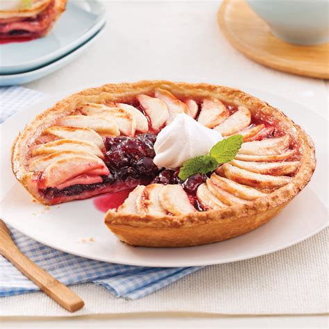 Le printemps est la saison idéale pour trouver de la rhubarbe. Tarte aux pommes et canneberges - Recette