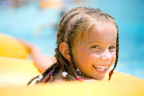小女孩坐可膨胀的环形 库存照片 图片 包括有 微笑 一个 游泳 生活方式 夏天 部分 可膨胀 28714304