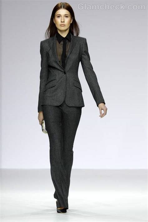 Elegant attire and formal attire are similar in wear, with only minor differences. How to Dress Formal for Business / Office Meetings (For Women)