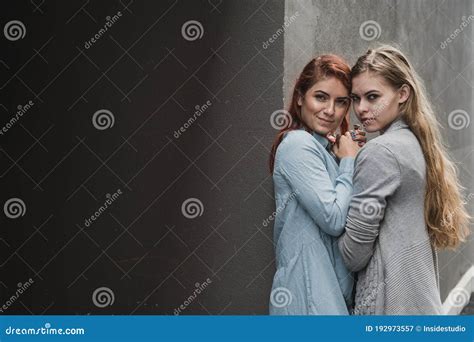 Leidenschaftliche Liebevolle Lesbische Paare Zwei Schöne Junge Frauen Die Zart Draußen Gegen