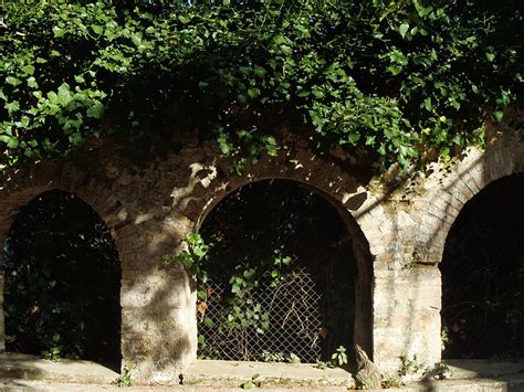 Νεότερες πληροφορίες αναφορικά με την κατάσταση της 40χρονης νοσηλεύτριας, η οποία εμφάνισε παράλυση των κάτω άκρων μετά τον εμβολιασμό της στην κέρκυρα. Κέρκυρα Μον Ρεπό Φωτογραφίες