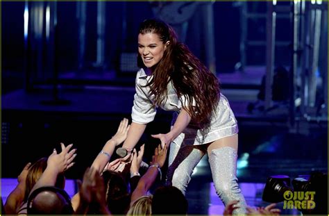 Hailee Steinfeld And Florida Georgia Line Perform Let Me Go At Amas