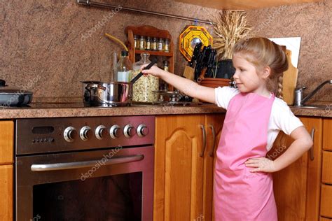 Chica Cocinando En La Cocina Fotografía De Stock © Konstantin32