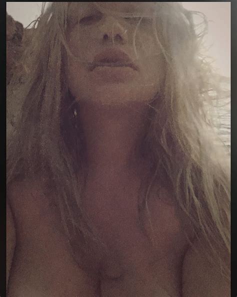 Kesha Topless 5 Photos Thefappening