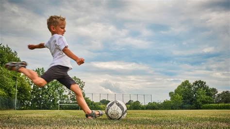 Bányász Zokogás Peer Niños Con Balon De Futbol Bepiál Születés Zsarnok