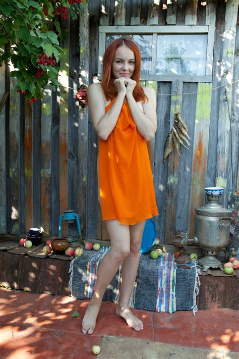 Tapety ženy venku ryšavý model MetArt Magazine displeje na výšku oranžové šaty naboso