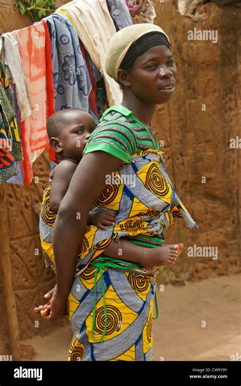 Tribal Woman Carrying Baby Hi Res Stock Photography And Images Alamy