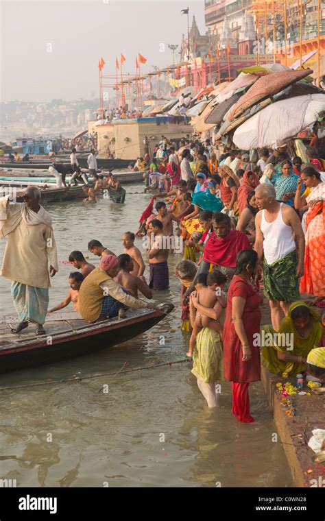 Pilger Baden Im Fluss Ganges Bei Mann Mandir Ghat Varanasi Uttar Pradesh Indien