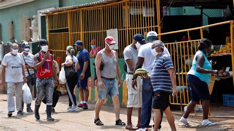 El Dilema Del Coronavirus En Cuba Quédate En Casa O Haz La Cola Del Pollo