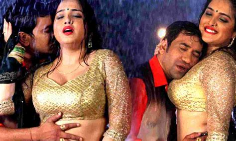 bhojpuri दिनेश लाल और आम्रपाली दुबे ने बारिश में किया रोमांटिक डांस इंटरनेट पर इस वीडियो ने