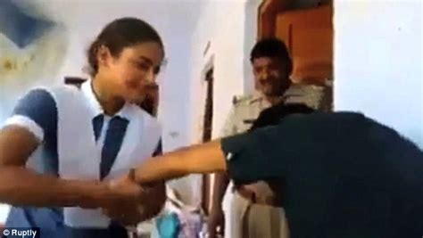شاهد طالبة هندية تلقن رجلا تحرش بها درسا لن ينساه ضربته بالحذاء