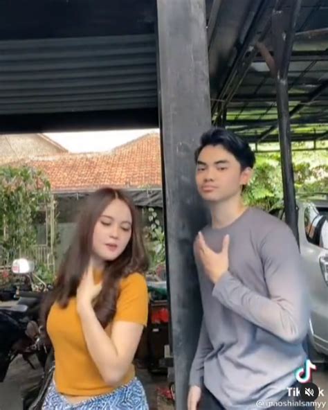 Ade Ilham Dan Oshi Download Video Kenapa Pose 2 Dua Jari Viral Wah