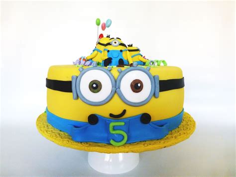 What better way to design a minion themed cake than creating a minion shaped cake? CakeSophia: Minions' cake