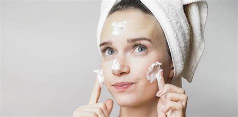 Advanced whitening technology + natural ingredients. Pencuci Muka Untuk Wajah Berminyak dan Berjerawat